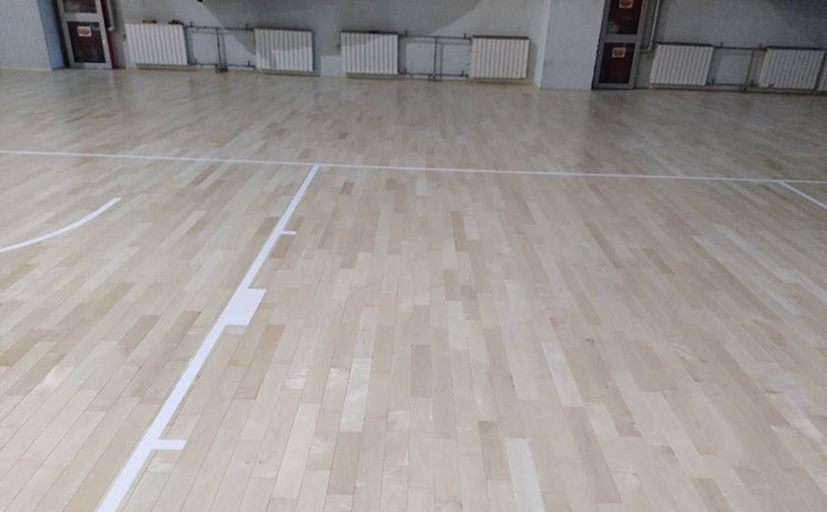 24厚羽毛球館木地板怎么翻新？