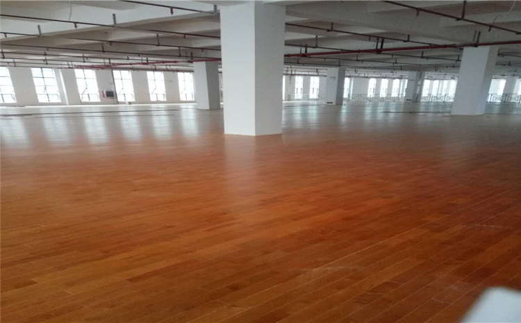 拼裝風(fēng)雨操場(chǎng)實(shí)木地板施工技術(shù)