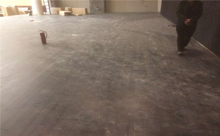 橡膠木運動籃球地板造價是的多少？