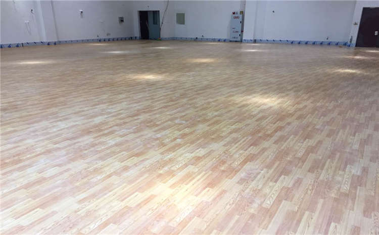 24厚羽毛球館木地板價(jià)格是多少錢？